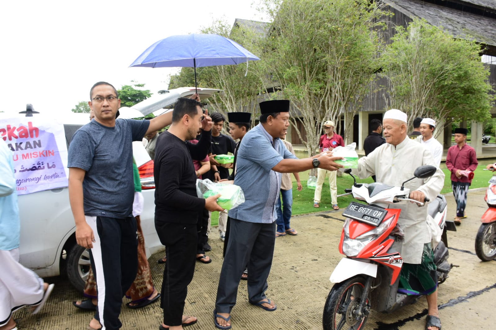 Bhakti Sosial, Geber Bagikan 150 Nasi Kotak di Islamic Center Tubaba