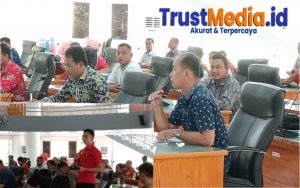 Sejumlah Guru Datangi Gedung DPRD, Terkait Pernyataan Bupati Nias Utara Amizaro Waruwu S.Pd.