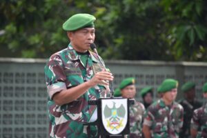 Serahkan Bingkisan, Brigjen TNI Iwan Ma’ruf Zainudin, S.E., Ajak Seluruh Warga Korem 043/Gatam Untuk Senantiasa Berhemat