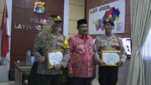 Apresiasi “Sang Polisi Jujur” Aiptu Supriyanto, Kapolres Lampung Tengah Juga Terima Piagam Penghargaan