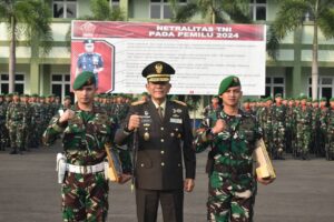 Danrem 043/Gatam Berikan Penghargaan Kepada Dua Orang Prajurit Yang Berprestasi
