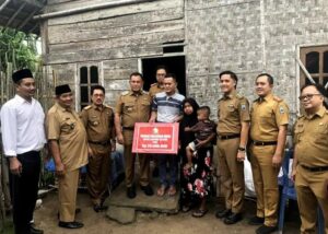 Bupati Nanang Ermanto Serahkan 3 Bantuan Bedah Rumah di Desa Karang Anyar Jati Agung