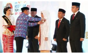 Nanang Ermanto dan Winarni Terima Tanda Kehormatan Satyalancana Wira Karya