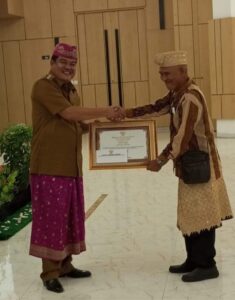 Dukung Pembangunan, Pemkab Lamteng Beri Apresiasi Penghargaan Para Tokoh Adat