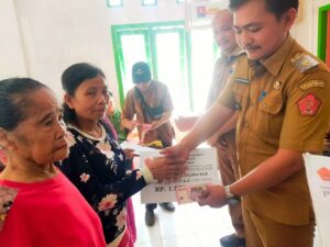 Pemdes Hiliwaele Salurkan BLT Tahap I Kepada Penerima Manfaat
