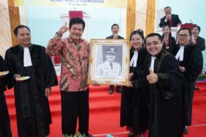 Warga Jemaat ONKP Iraonogambo Merayakan Ulang Tahun Bupati Khenoki Waruwu