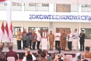 Presiden resmikan Gedung Learning Centre SMA Kebangsaan .