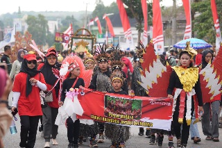 Panas Terik, Ribuan Peserta dan Masyarakat Mesuji Antusias Ikuti Pawai Budaya Meriahkan HUT RI ke-79