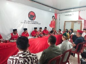 DPC PDI Lampung Tengah , serahkan B1 KWK  Ardito Wijaya – I Komang Koheri .