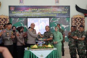 Kapolres Tanggamus Berikan Kejutan HUT ke-79 TNI ke Kodim 0424 Tanggamus.