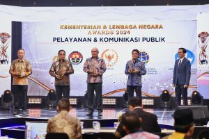 Polri Raih Penghargaan Lembaga Dengan Pelayanan dan Komunikasi Terbaik.