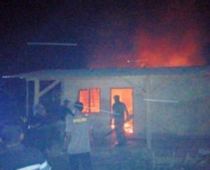 Rumah warga ludes  di lalap si jago merah Personil polsek patut di apresiasi