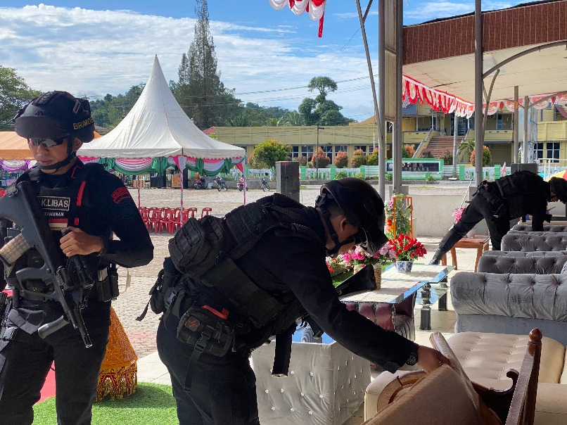 Sterilisasi Tempat Kampanye Terbuka Paslon Nomor Urut 01 di Simeulue oleh Personel BKO Brimob Polda Aceh