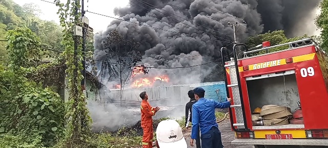 Kebakaran Hebat Di duga gudang BBM  Ilegal Di umbul kunci