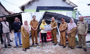 Pj Bupati Pringsewu Serahkan Bantuan Bencana Alam Korban Angin Puting Beliung