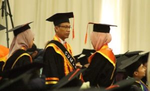 Pasangan Ketua PWI dan IKWI Lampung Raih Gelar Magister Manajemen Cumlaude!