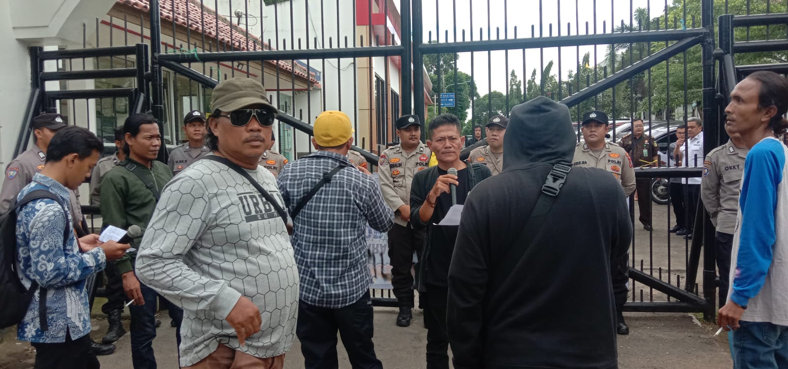 LSM PASAKK BUMI Menggerudug Kantor DPUPR Provinsi Banten dan Kejaksaan Tinggi Banten,??