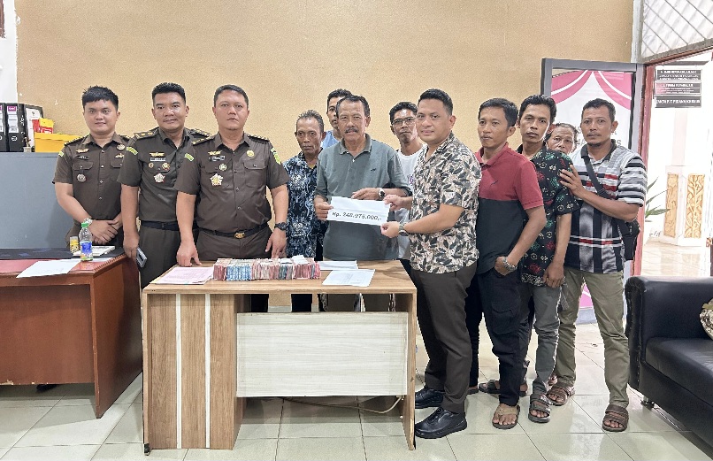 9 orang  warga  Menyerahkan 248 Juta Uang Ganti Rugi Proyek Bendungan Marga Tiga