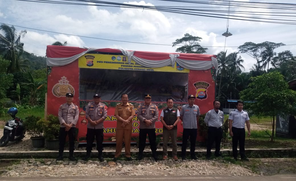 Polresta Serang Kota buka Pospam dalam rangka ciptakan rasa aman bagi yang merayakan Natal dan Baru.