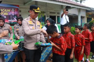 Dukung Program Pemerintah, Polres Lamtim Berbagi Makanan Gratis dan Alat Tulis di SD N 1 Tulus Rejo