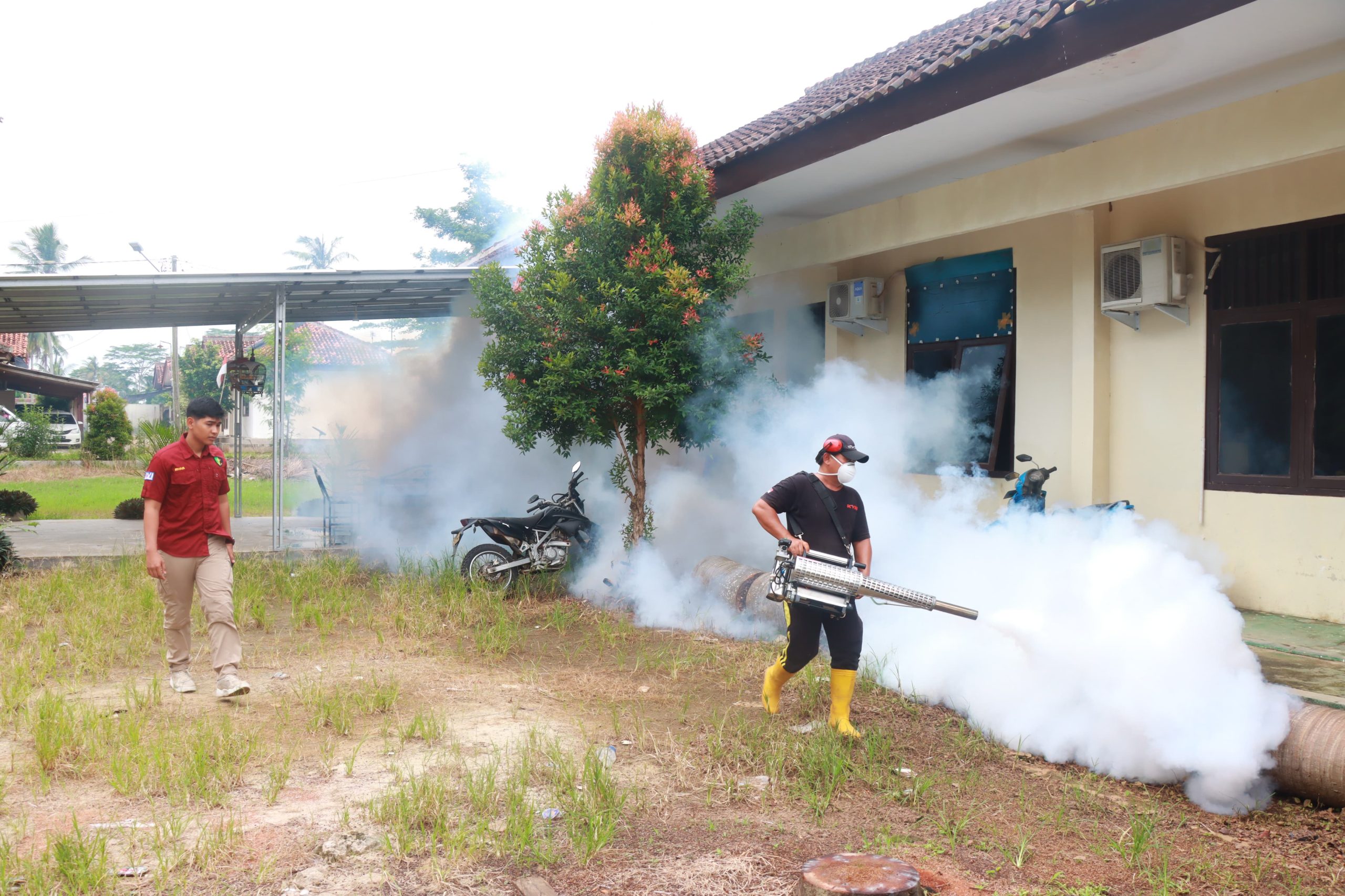 Cegah DBD, Polres Lampung Timur Laksanakan Fogging di Asrama dan Mako