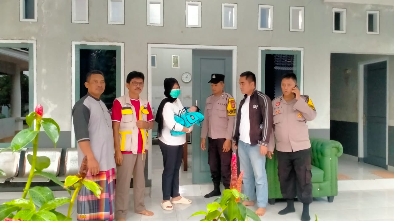 Bayi Laki-Laki Baru Lahir Ditemukan di Gubuk Pecel Desa Siraman Pekalongan Lamtim*