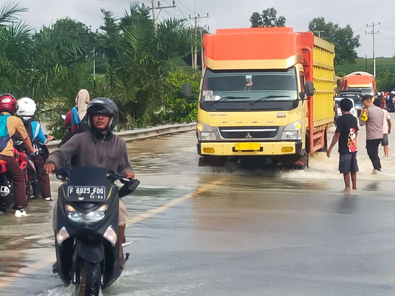 Akibat Meluapnya Sungai, Polsek Way Bungur Bantu Warga di Jalintim Terdampak Banjir