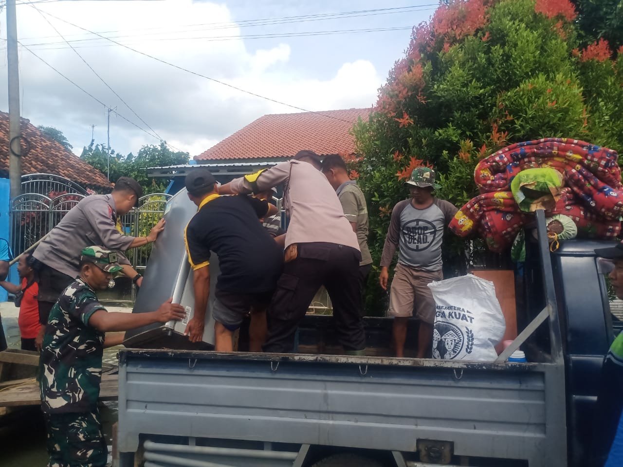 Polsek Way Bungur Salurkan Bantuan Sosial kepada Warga Terdampak Banjir di Desa Tanjung Tirto