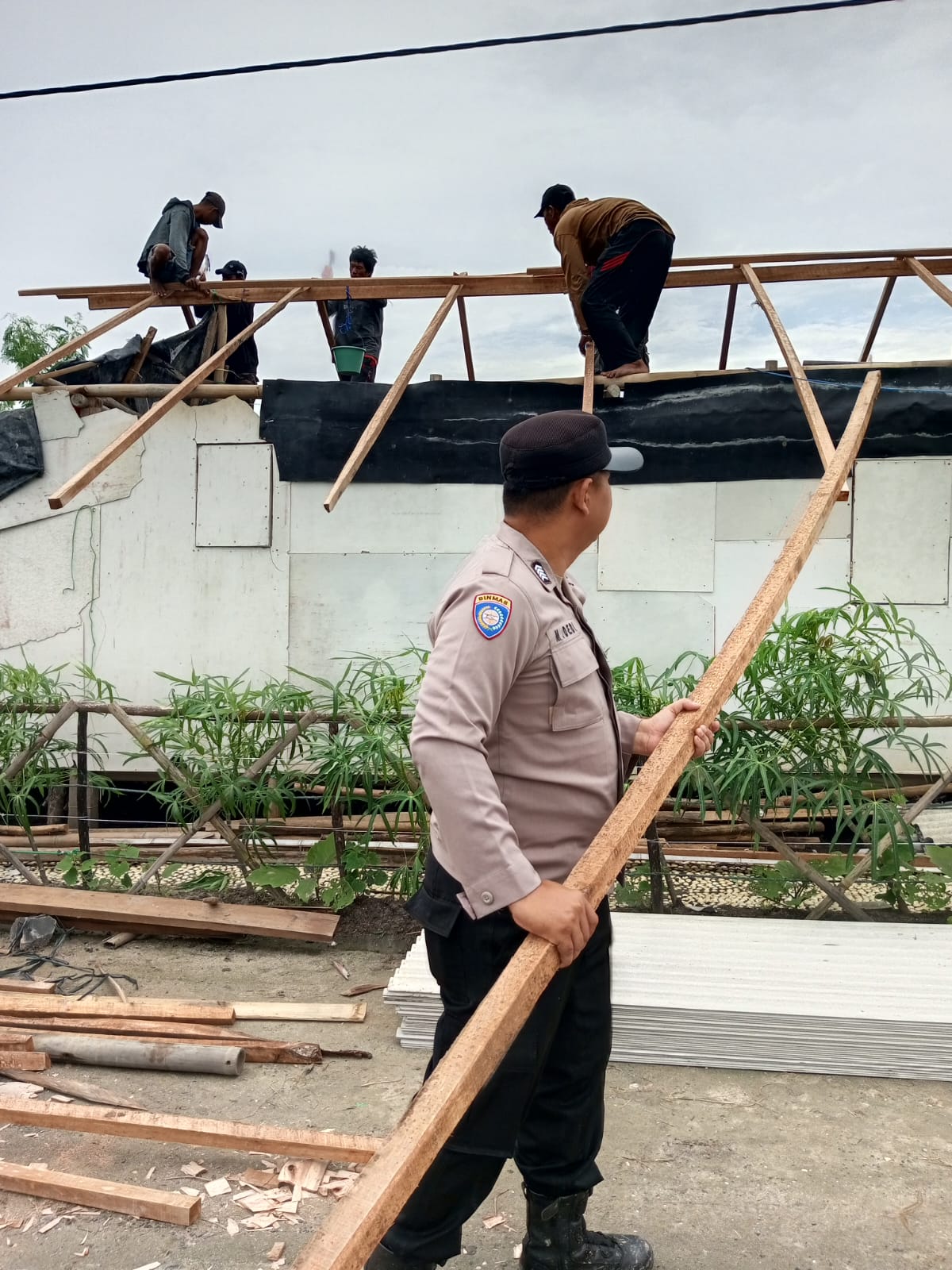 Bhabinkamtibmas Polsek Pasir Sakti Gotong Royong Perbaiki Rumah Warga Terdampak Angin Puting Beliung