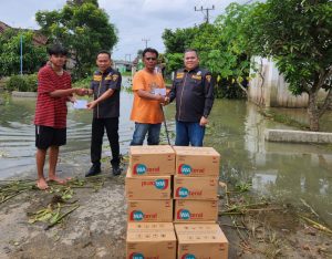 Ketua Granat Lampung Timur Berikan Bantuan Kepada Warga Terdampak Banjir