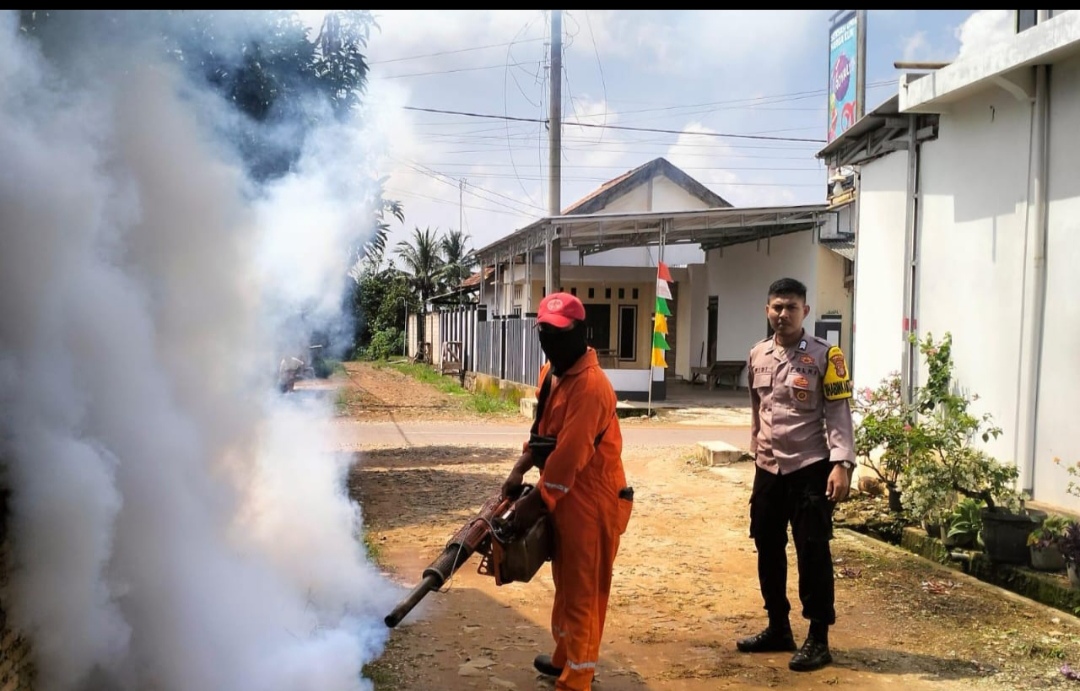 Minimalisir DBD, Polsek Pekalongan Seprot Fogging Rumah Warga