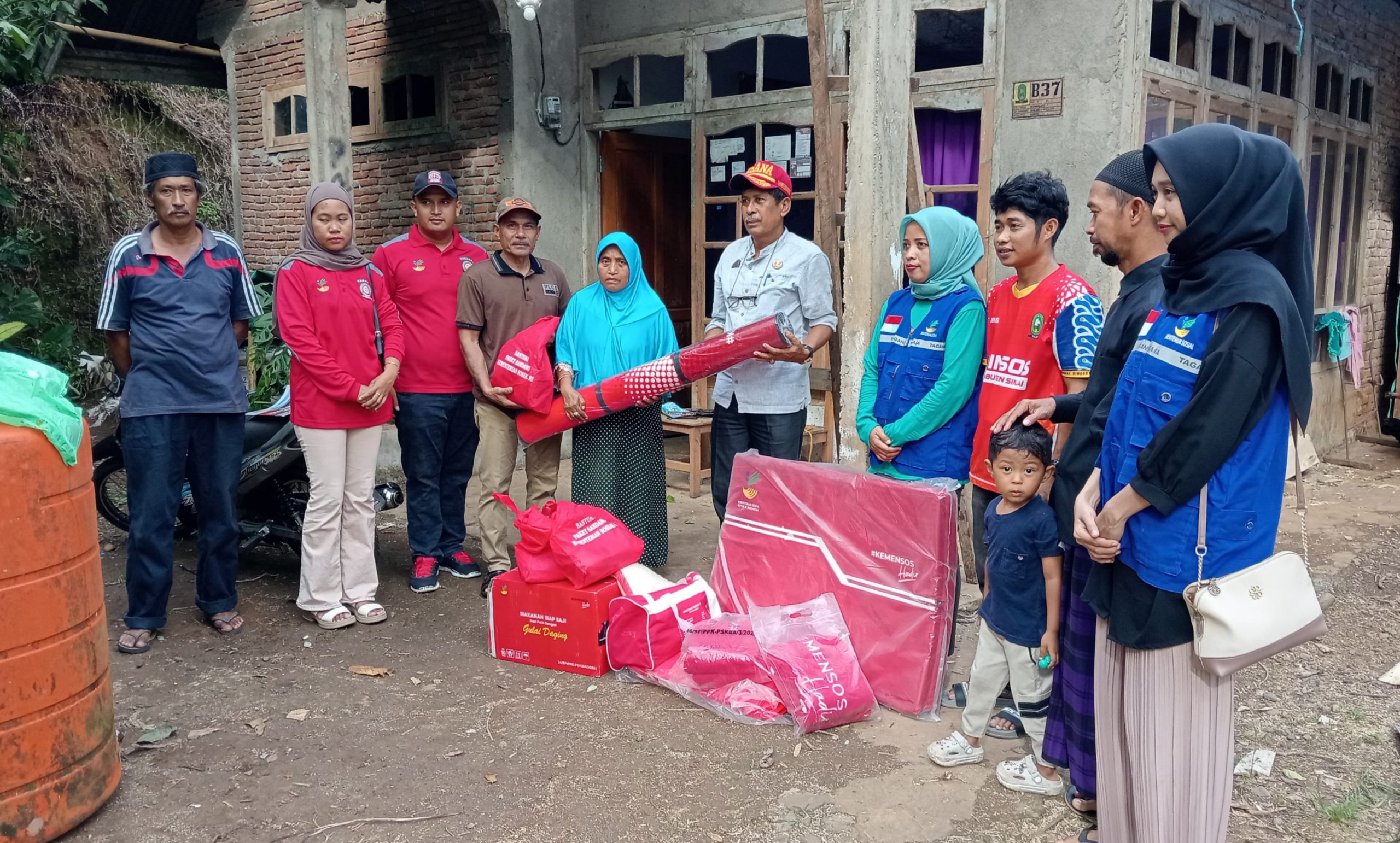 Dinsos, Tagana Sinjai, KSB Sinjai Tengah Sambangi Korban Pohon Tumbang di Desa Kompang
