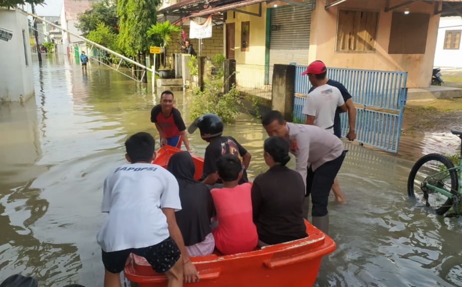 Respon cepat Personel Polresta Serang Kota “PECAK” tangani pasca hujan