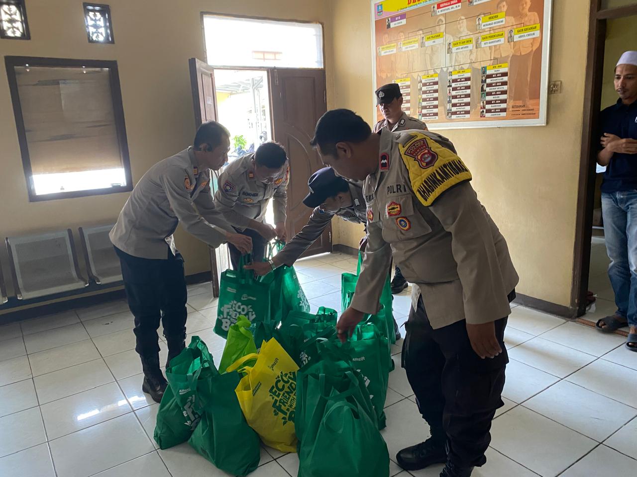Polsek Cikande Salurkan Bantuan Sosial untuk Warga Terdampak Banjir di Desa Songgom Jaya