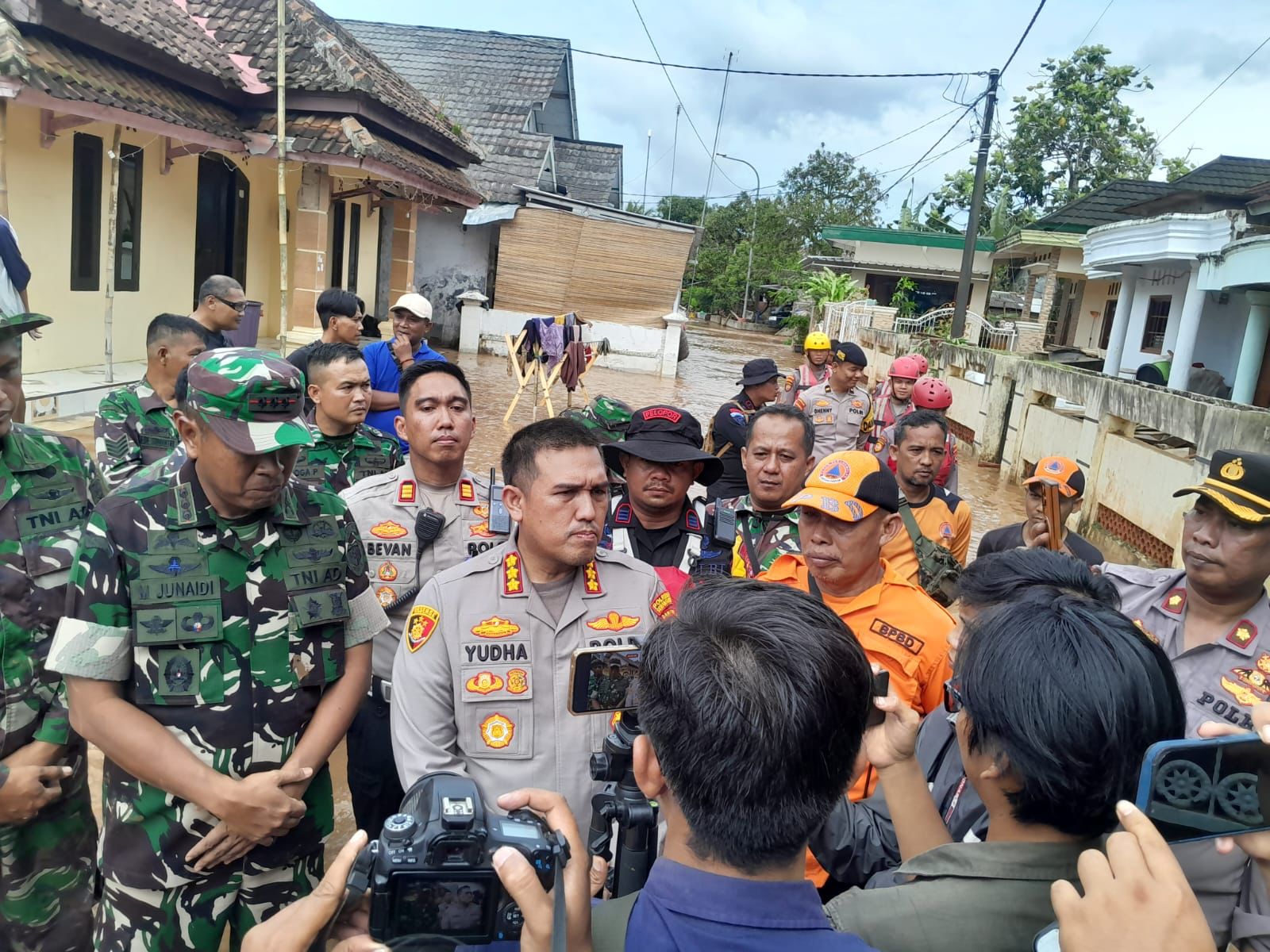 Kapolresta Serang Kota pimpin dan terjun langsung evakuasi jalan tertutup pasca longsor dan banjir padarincang