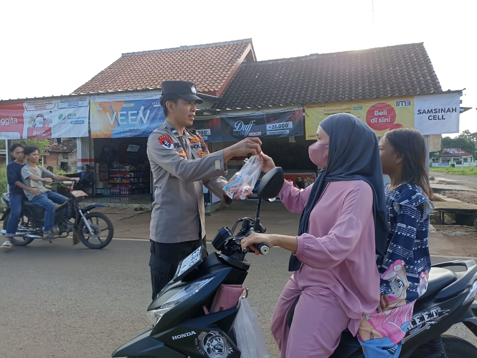 Polsek Gunung Pelindung bebagi takjil