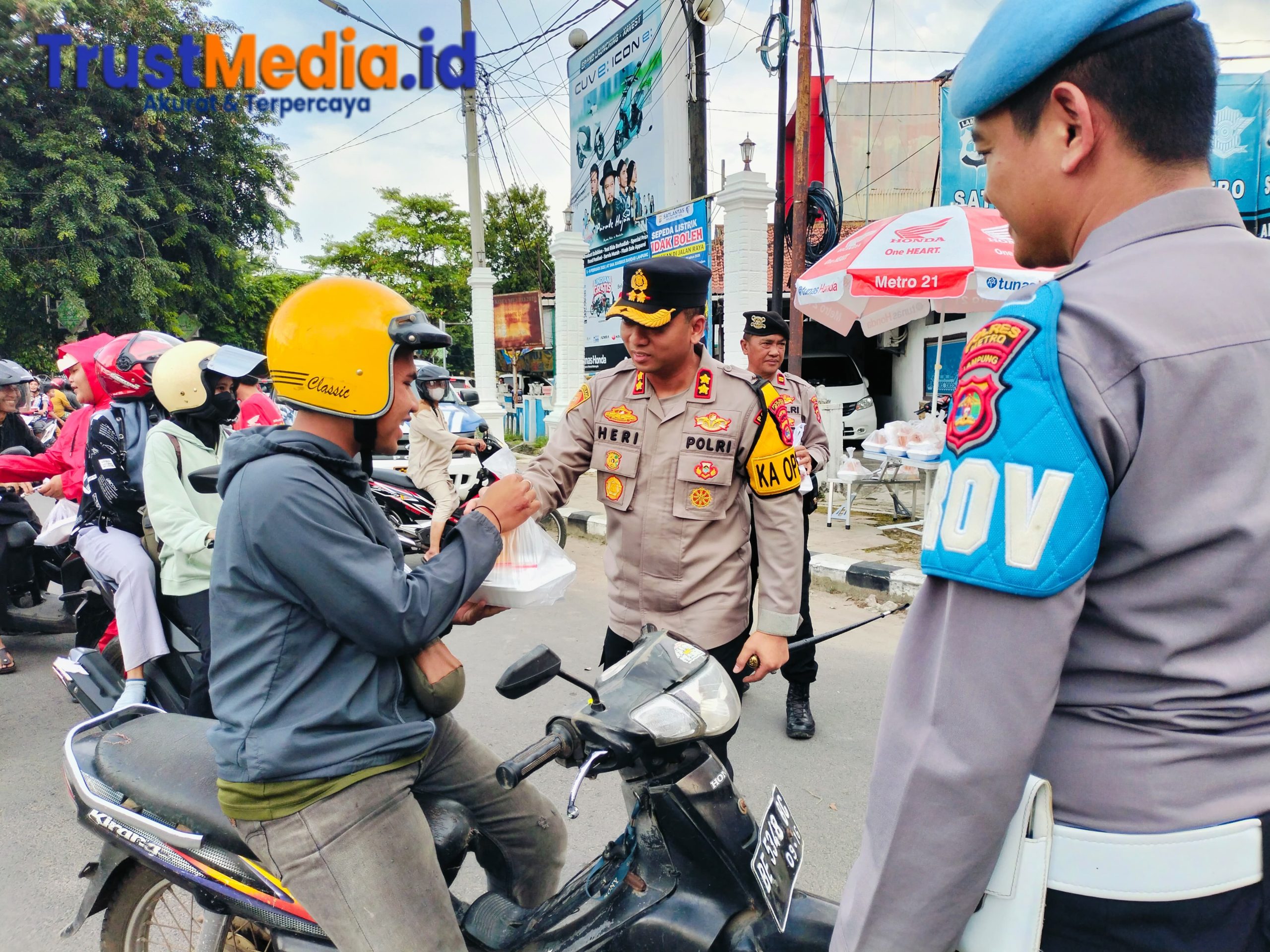 Satlantas Polres Metro Bersama Tunas Honda Metro Berbagi Takjil Gratis ke Masyarakat
