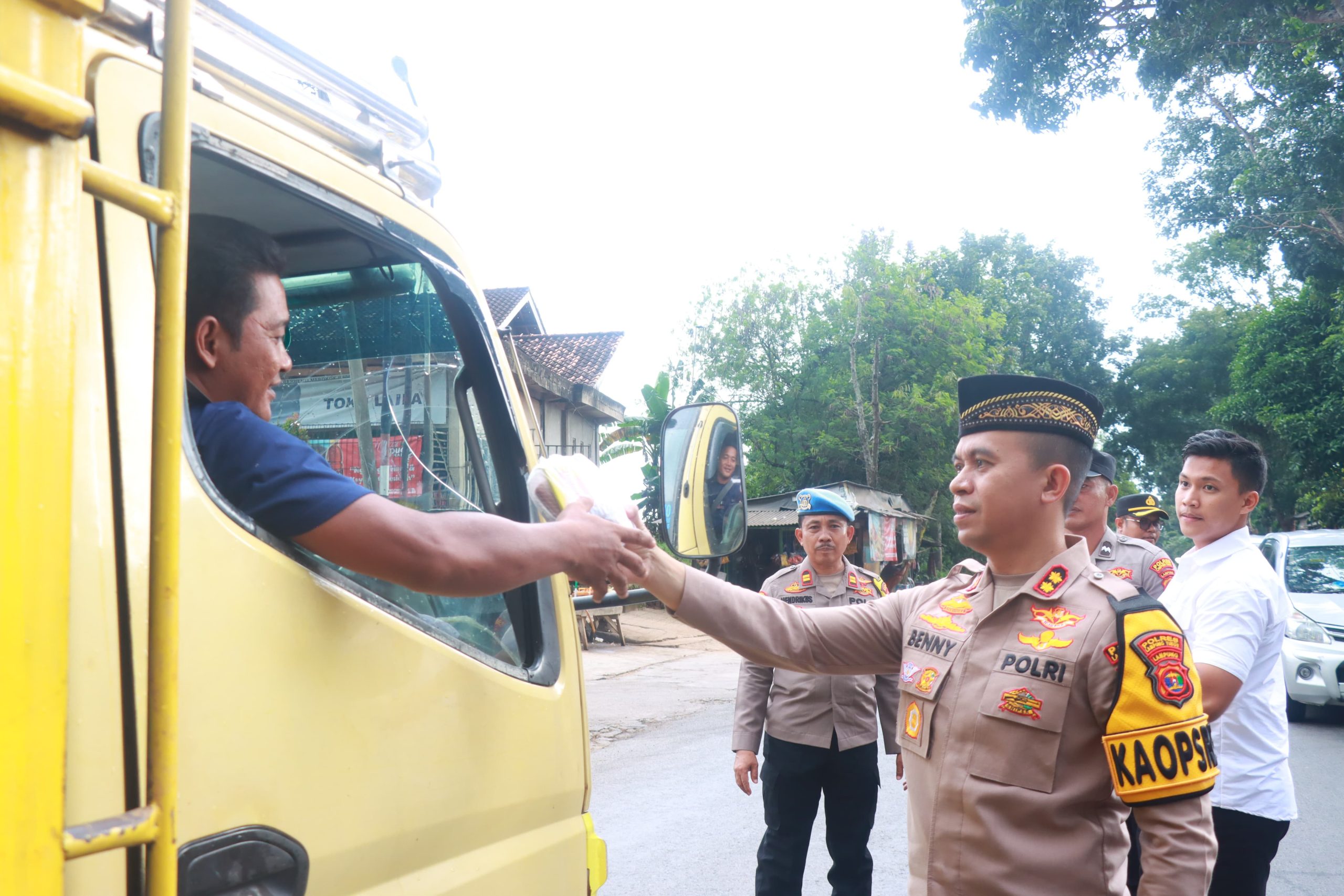 Ramadhan Berkah, Kapolres Lampung Timur Bagikan Takjil kepada Pengendara