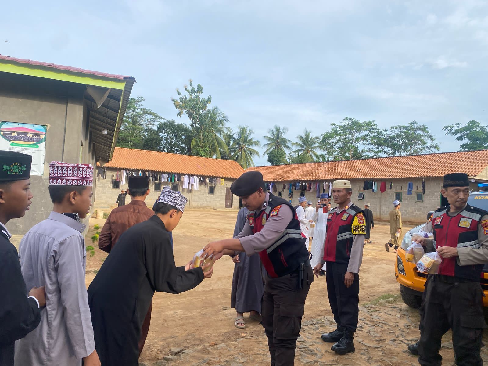 Sat Samapta Polres Lampung Timur Bagikan Puluhan Takjil di Pondok Pesantren Al-Kahfi
