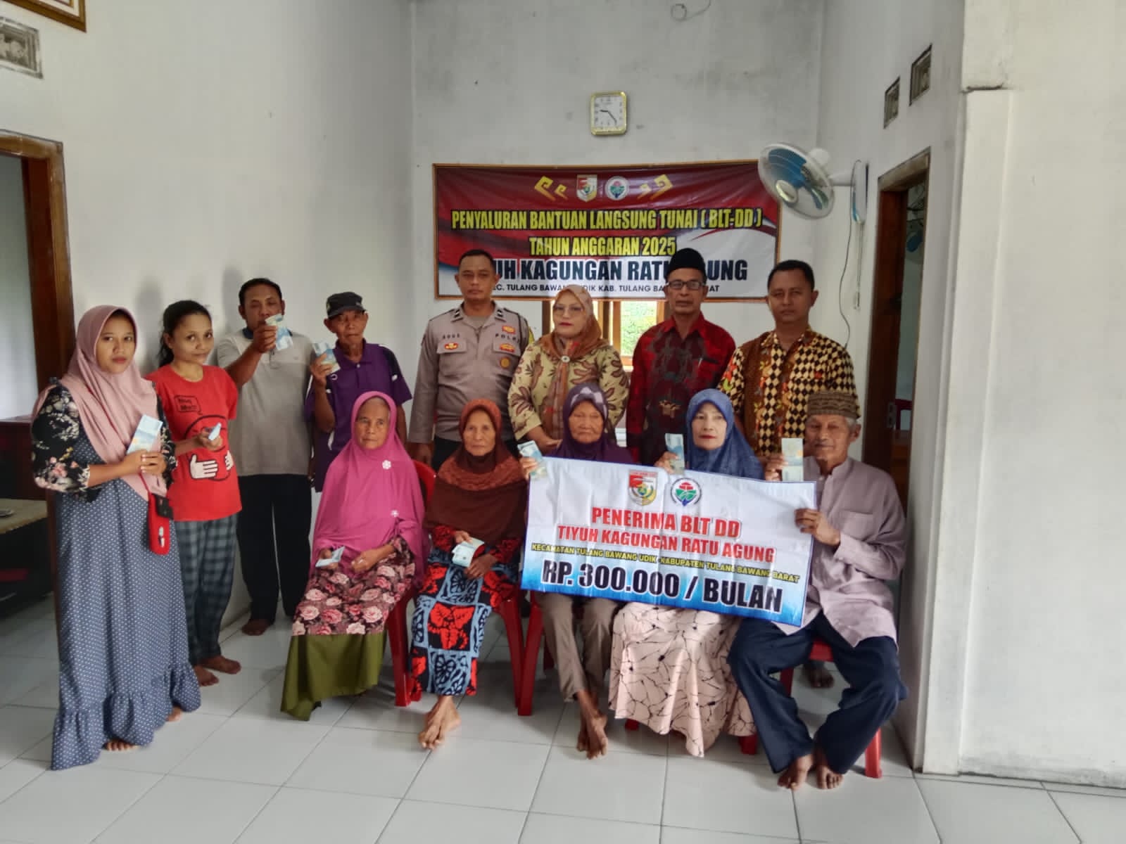 PJ kepalo Tiyuh Kagungan Ratu Agung Salurkan BLT DD Tahap Pertama