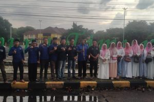 PWI Lampung Timur  bagi  takjil dan bansos  kepada  anak yatim