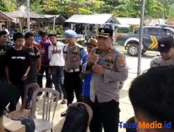 Aksi balap liar di kawasan wisata Pantai Mutiara Baru Lampung Timr dibubarkan aparat kepolisian.