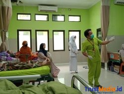 Penanggung Jawab Alkes Interna RSUD Giat Beri Edukasi Pasien dan Keluarga.