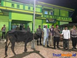 Polres Lampung Timur Serahkan Hewan Kurban ke Ponpes Riyadlatul Ulum Bumiharjo