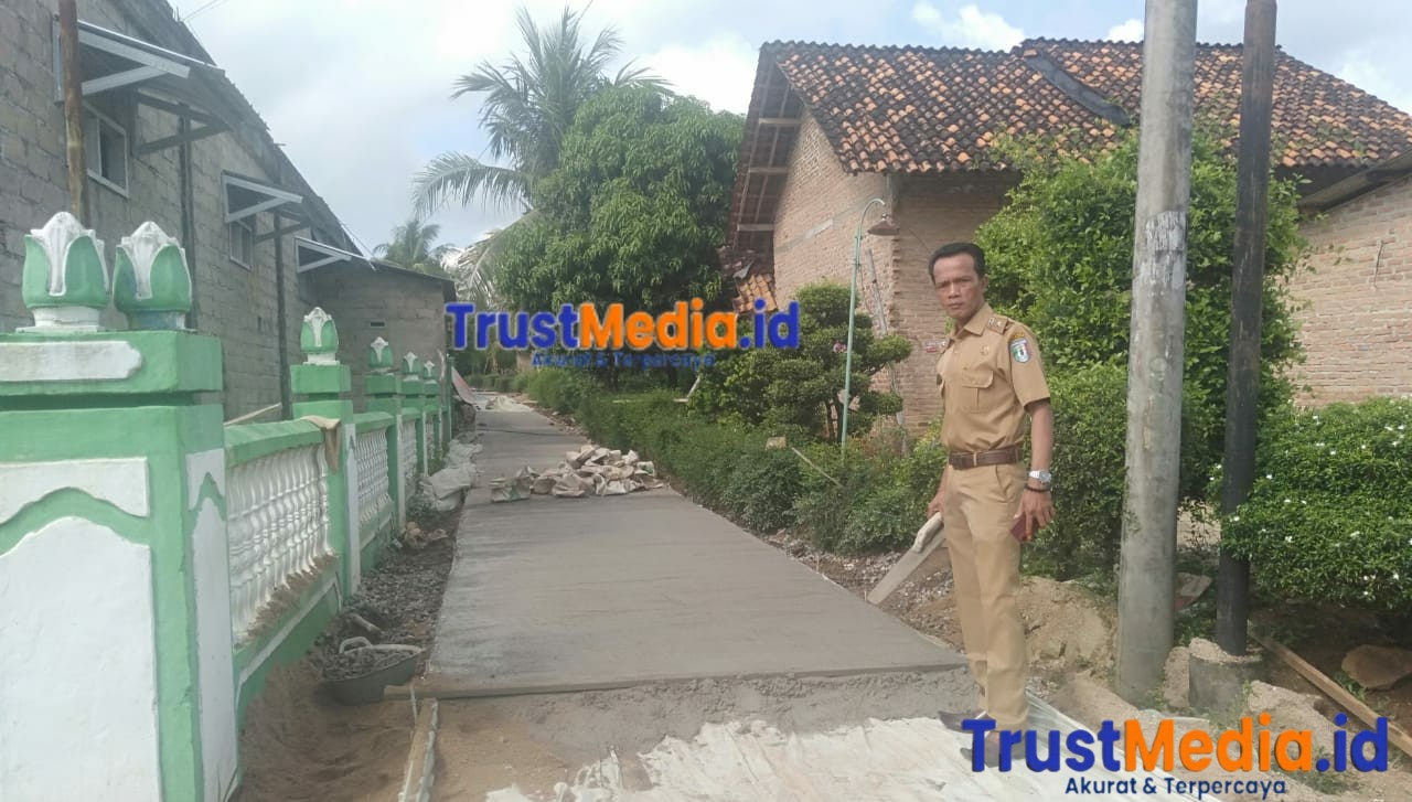 PEKON WARINGIN SARI BARAT BANGUN JALAN RABAT BETON DI DUA TITIK MELALUI DANA DESA 2025