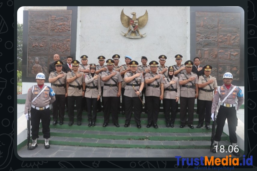 Kapolresta Serang Kota bersama Pejabat Utama Polda Banten Ikuti Upacara Ziarah dan tabur bunga di Tmp Ciceri