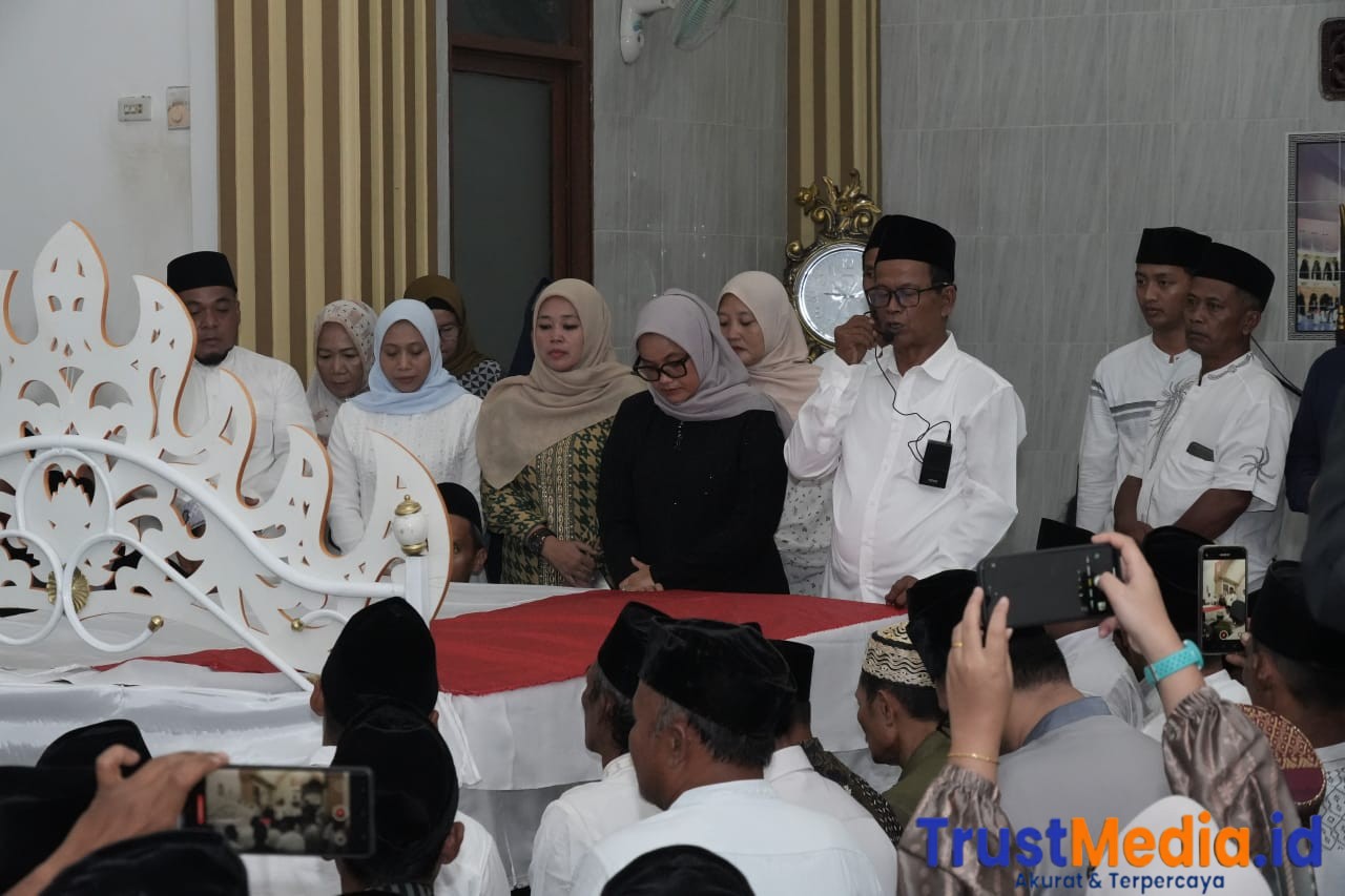 Bupati Ela Apresiasi Tradisi Kirab dan Syukuran Hasil Bumi