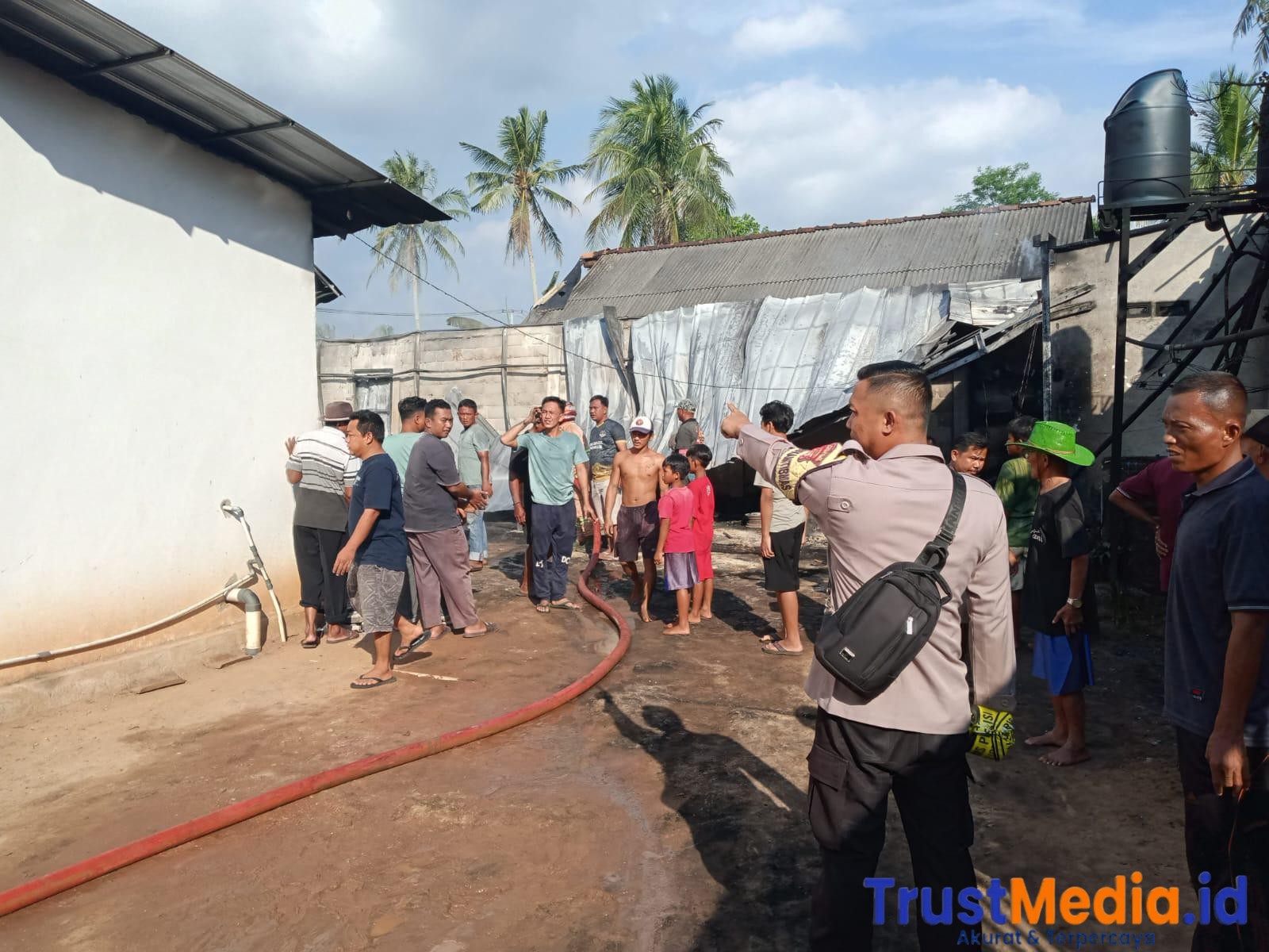 Polsek Labuhan Ratu Lakukan Pengamanan TKP Kebakaran Rumah di Dusun Pulau Sari