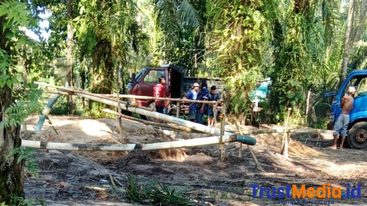 Aktifitas penambangan pasir liar di Desa Sriminosari  Lamtim terus berjalan. Ada apa dengan aparat penegak hukum ?