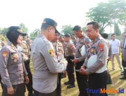 Mendadak, Wakapolres Lamtim Periksa Kelengkapan Hingga HP Personel